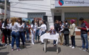 Los empleados de la Clínica Pamplona empezaron las protestas para reclamar el pago de la millonaria deuda. Con un cajón hicieron un plantón frente a la sede de Cafesalud. Roberto Ospino