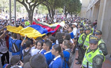 Estudiantes, papás, profesores y rectores lanzaron consignas durante la mañana en las afueras de la Alcaldía contra del plan de fusionar varios colegios, al tiempo que le exigieron al alcalde César Rojas reversar la decisión. Juan Pablo Cohen