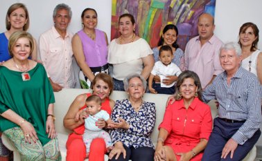 Lucía Eslava, Mario Montaña, Lucy de Lamk, Fanny de Arciniegas, Patricia de Roa, Andrés Roa, María Helena Llanes. Sentados: Fanny de Figueredo, Luz Perla de Montaña, Elvira Robayo de Montaña, Martha Hernández de Colmenares y Jorge Rodríguez.