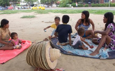 Los indios se instalaron en la redoma de la terminal de transportes y allí duermen a la intemperie. En la mañana, los hombres salen a vender sombreros y las mujeres se quedan en la redoma cuidando a los niños. Luis Alfredo Estévez
