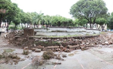 En este estado quedaron suspendidas las obras que se adelantaban en el parque Centenario por parte del comerciante José Luis Mora, tras un cuestionado contrato de arrendamiento que suscribió con él la junta de acción comunal de Quinta Oriental. Juan Pablo Cohen