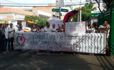 Los trabajadores se plantaron la mañana de este viernes frente a la Gobernación de Norte de Santander. Tomada de Twitter @Esmerojaso