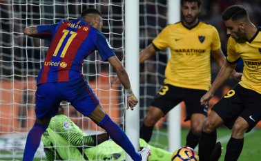 El uruguayo Suárez era baja anunciada por sanción, mientras que la del astro argentino fue de última hora, al encontrarse indispuesto al sufrir de vómitos previo al encuentro. AFP