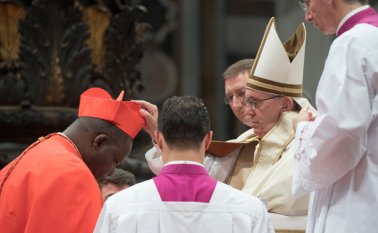 El llamado del pontífice se hizo en la ceremonia de designación de 44 de los 120 cardenales que podrán elegir a su sucesor. AFP