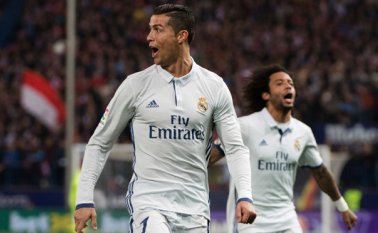 Cristiano Ronaldo adelantó a su equipo con un disparo de falta que pegó en la barrera. AFP