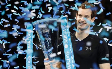 El británico Andy Murray cerró un año de éxitos al consagrarse campeón por primera vez de la Copa Masters de tenis al derrotar al serbio Novak Djokovic en dos sets corridos, por marcadores de 6-3 y 6-4. AFP