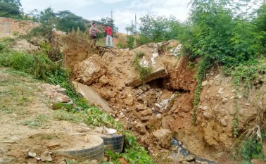 Así quedó el puente que había en el barrio Morelli, los habitantes pusieron unas tablas para seguir pasando a los otros barrios. Cortesía