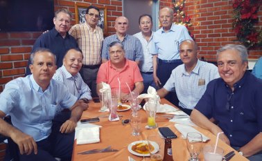 Gastón Bermúdez, Jaime Machicado Herrera, Juan Pabón Hernández, José Eustorgio Colmenares y el anfitrión Pablo Emilio Ramírez Calderón. Sentados: Emilio Ramírez Gómez, Gustavo Gómez Ardila, Gerardo Díaz Alvarado, Igor Ramírez Gómez y Patrocinio Ararat. Cortesía