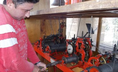 Jorge Triana supervisa que el reloj funcione correctamente. Hay que aplicarle aceites especiales en los sistemas mecánicos. Roberto Ospino