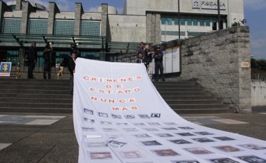 Integrantes del movimiento político se reunieron a la afueras de la Fiscalía este lunes. Colprensa