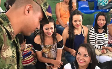 El Ejército entregó 20 máquinas de coser, 30 kits de belleza e implementos deportivos. Ejército Nacional