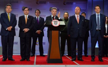 El presidente Juan Manuel Santos lideró este martes la reunión de la Comisión de Alto Nivel para la Protección de Derechos Humanos por los asesinatos de líderes comunales y defensores de derechos humanos que se han registrado y tras el encuentro aseguró que es urgente llevar a cabo la implementación del acuerdo de paz. Colprensa