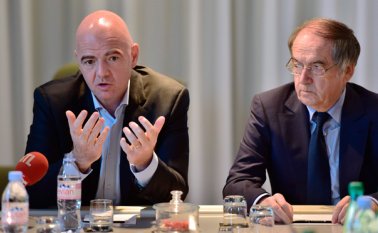 El presidente de la Fifa, Gianini Infantino (izquierda), acompañado por su homólogo de la Federación francesa, Noel Le Graet, expuso en una rueda de prensa en el aeropuerto de París, su idea de un Mundial de fútbol con 48 selecciones. AFP