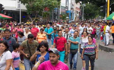 Los vendedores informales volvieron a salir a las calles a exigirle a la Alcaldía una opción laborar para dejar las calles. No hubo un acuerdo concreto. Alfredo Estévez