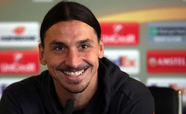 Zlatan Ibrahimovic renovó por un año más con el Manchester United. AP