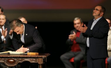 El presidente Juan Manuel Santos firma el nuevo acuerdo de paz con las Fuerzas Armadas Revolucionarias de Colombia (Farc) ante el aplauso del líder de esa guerrilla Rodrigo Londoño, conocido como Timochenko. AP