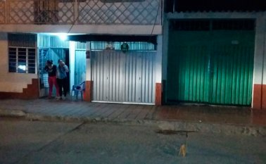 Los ladrones intentaron robarles a las víctimas un celular y una cadena, hiriéndolas a disparos en medio del robo. La Opinión