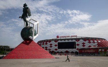 La estatua de Spartacus acompaña al estadio Otkrytie Arena, del club de fútbol Spartak de Moscú, que acogerá algunos partidos de la Copa del Mundo de 2018. Archivo