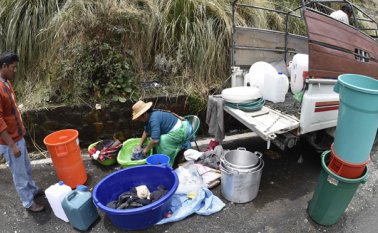 La mayor parte de la población afectada depende del suministro de camiones cisterna para poder beber, bañarse o lavar la ropa. AFP