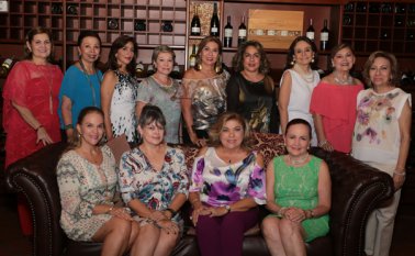 Mirian Andrade, Clarita Sánchez, Gloria de Chacón, Martha Pérez, Yolanda Rey de Colmenares, Fabiola Hernández, Gabriela Martín, Piedad de Salgar y Arlett Bechara. Sentadas: Gilda Riascos, Esperanza de Vivero; la homenajeada Sandra Reyes de Pérez y Marta Garviras. César Obando