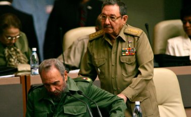 La noticia de la muerte del líder cubano (sentando) la dio su hermano Raúl Castro (de pie). Archivo