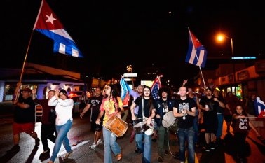 Cubanos residentes en Miami, Estados Unidos, salieron a las calles a celebrar la noticia. AFP
