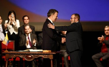 El jueves fue firmado el nuevo acuerdo de paz con las Farc y ya empiezan a aparecer trabas en su camino. Colprensa