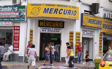 La sobreoferta de bolívares, el dólar paralelo y la crisis económica y política de Venezuela impulsan la caída del bolívar y fomentan el contrabando en Norte de Santander. Archivo