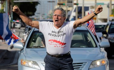 Momento en el que un miembro de la comunidad cubana sale de su auto y canta consignas anticastristas tras la muerte de Fidel Castro. AP
