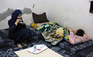 La refugiada siria Haela Kalawi toma té mientras su hijo duerme en la modesta vivienda que ocupan en un barrio pobre de Beirut. Acostumbrada a obedecer lo que decía su marido, Kalawi descubrió una fortaleza que no sabía que tenía al quedar como único sustento de sus cuatro hijos en el Líbano AP