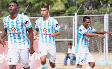 El atacante colombiano Robinson Aponzá Carabalí (17) fue la gran figura del Alianza Atlético Sullana de la primera división del fútbol peruano al ganar el botín de oro como máximo artillero del Torneo Decentralaizado 2016, al anotar 30 goles. Cortesía