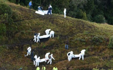 Rescatistas transportan los cuerpos de víctimas del accidente. En el avión viajaban los jugadores del equipo de fútbol brasileño Chapecoense que disputaba la final de la Copa Sudamericana con Atlético Nacional de Medellín. AP