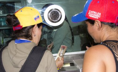 La moneda venezolana aceleró su devaluación en noviembre, tanto en la frontera como al interior del país. La sobreoferta de billetes y el mercado controlado del dólar serían los principales causantes de la distorsión cambiaria. Archivo