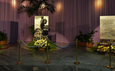 Una imagen del líder cubano Fidel Castro, sus decoraciones y medallas se exhiben durante su homenaje en el Memorial de José Martí en la Plaza de la Revolución, en La Habana. AFP