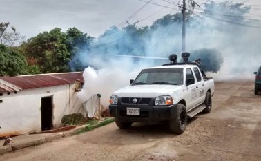 En los barrios se han hecho fumigaciones, pero las autoridades piden a la comunidad ser más preventiva. Archivo