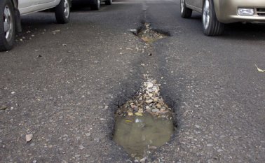 Una verdadera trampa mortal es la que se encuentra en Los Faroles con avenida 7E, en el barrio Quinta Oriental. Alfredo Estévez