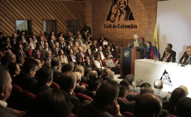 El presidente de Colombia, Juan Manuel Santos Calderón, recibió el máximo reconocimiento de los cafeteros durante la apertura del Congreso Nacional Cafetero, en Bogotá. Fedecafé