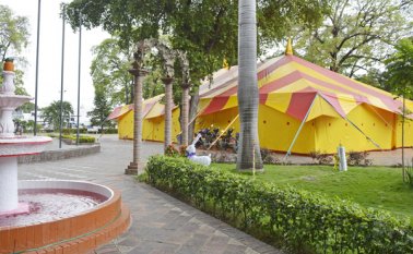 La polémica carpa, según los habitantes, contraviene la política de recuperación del espacio público de la Alcaldía. Los vecinos exigen que se la lleven hacia otro sector comercial, y no residencial. Edinsson Figueroa