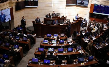 El Centro Democrático anunció minutos antes de las 7:00 de la noche que no votarían la refrendación. Colprensa