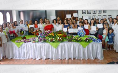 Entregaron 48 diplomas a las mujeres cabeza de familia por el cumplimiento y aprobación de los talleres. Rodrigo Sandoval
