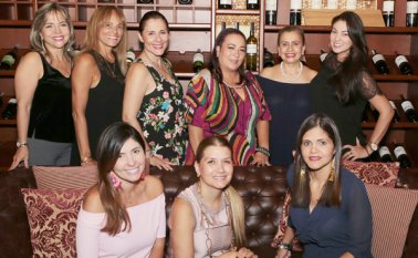 Rocío Hernández, Maritza Hernández, María Teresa Gamboa, Francia Duarte, Ítala González y Sandy de Peñaranda. Sentadas: Liza de Hernández, Viviana Duplat y María Angélica Hernández. Obando