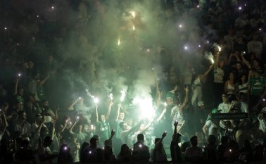 La hinchada de Chapecoense espera con mucha calma la repatriación de los jugadores, que fallecieron el lunes en la noche al estrellarse el avión que los transportaba a Medellín para afrontar el partido de ida por la final de la Copa Sudamericana 2016, ante Atlético Nacional. AP