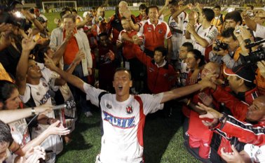 El equipo Motilón celebró el título como visitante, en el segundo partido de la final que se jugó en Ibagué. Archivo La Opinión