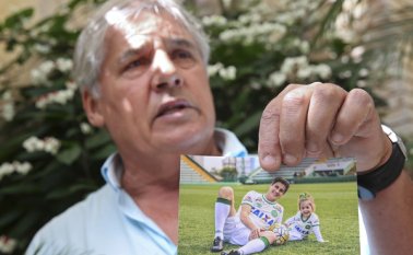 Osmar Machado, padre del jugador del equipo Chapecoense, Filipe Machado, quien murió en el accidente del avión que se estrelló en Colombia, sostiene una fotografía de su hijo y su nieta Antonella. AP