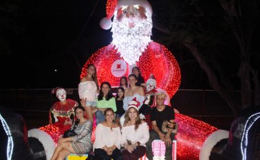 Carmenza Infante, Claudia Uribe Rangel, Carlos Maldonado Acevedo, Manuela Sanjuan, Alejandra Uribe, Andrea Torrado y Lourdes Colmenares, entre otros posan en el Papá Noel gigante.