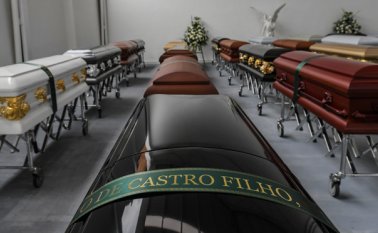 Los ataúdes de algunos de los jugadores del equipo brasileño de fútbol Chapecoense, muertos en el accidente de avión en las montañas colombianas, se ven en la funeraria San Vicente en Medellín. AFP