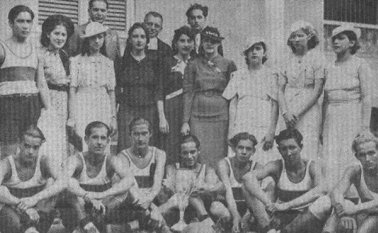 De pié: Santiago Hernández, Elena Cuberos, Lola Jácome, Francisco Lamus (Gobernador), Eumelia Duarte, hermano Arturo, Maruja Saih, Carlos Madarriaga, Aurora González, Lici Jurgensen, Soledad Hernández, Ana Delina Gómez. Sentados: Carlos Arenas, Luis San Juan, Alfonso Soto, Toto Hernández, Gustavo Castellanos, ¨capi¨ Morales, Lucio Andrade. Cortesía