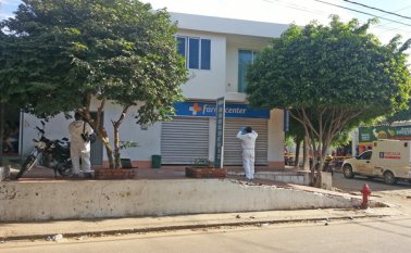 Miembros del CTI levantaron el cadáver dentro de la droguería. Mario Caicedo