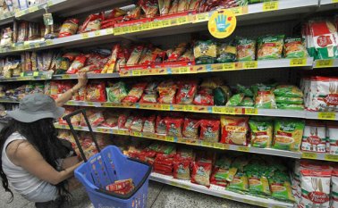 A pesar de que Colombia tiene la canasta familiar más barata, la inflación durante el 2016 ha afectado significativamente el poder adquisitivo, a tal punto que se está usando el crédito para cubrir esos gastos. Archivo La Opinión
