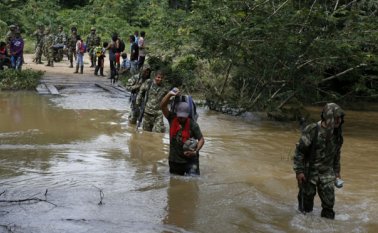 Así lucía el lunes el camino para llegar a la escuela de la vereda, sitio del encuentro con el Gobierno. La zona es custodiada desde hace días por soldados. Juan Pablo Cohen